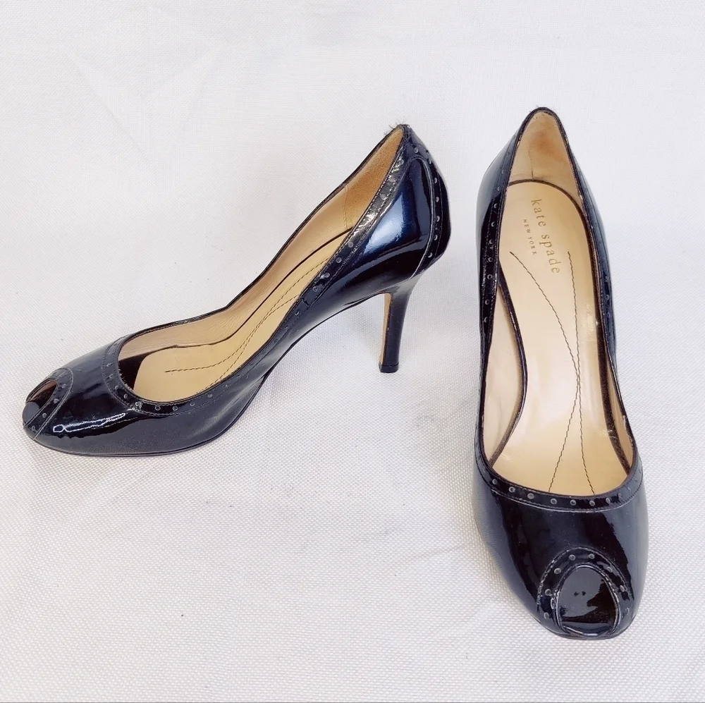 Kate Spade Peep Toe Black Patent Leather Heels Pumps Brogue Trim Sz 7.5 Italy - Picture 16 of 16